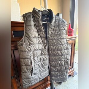 Izod Men's Charcoal Quilted Vest